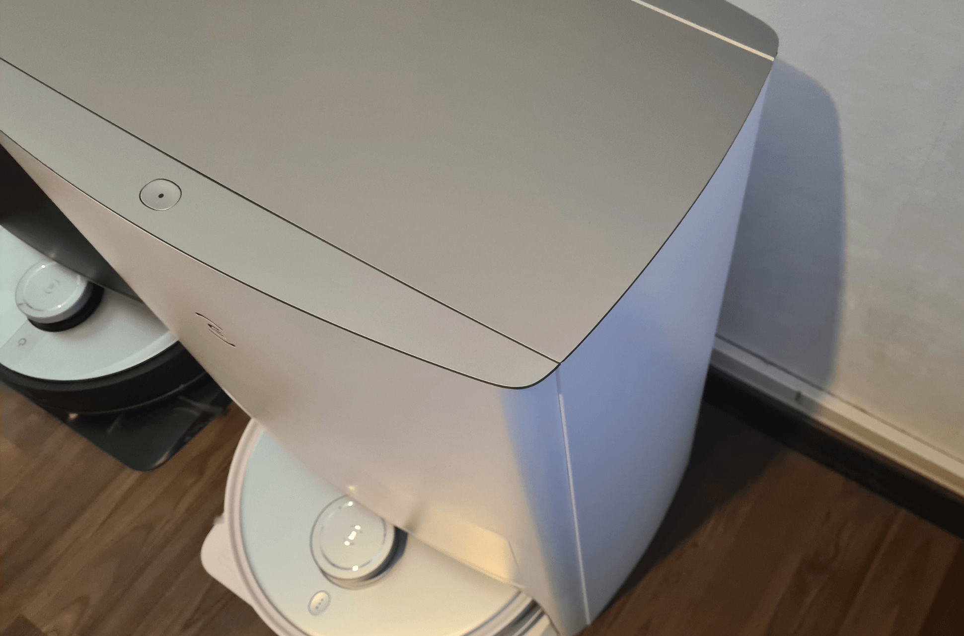 Die OMNI Station des ECOVACS DEEBOT T20 OMNI ist von der Seite zu sehen.